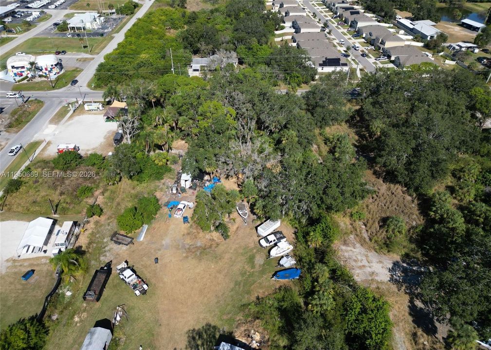 На продажу: $1,300,000 (4.68 acres)