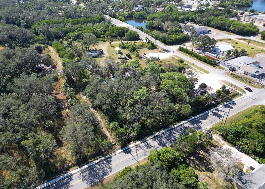 На продажу: $1,300,000 (4.68 acres)