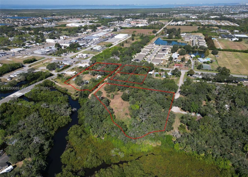 На продажу: $1,300,000 (4.68 acres)