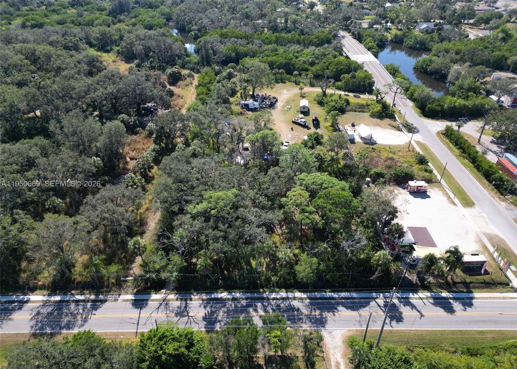 На продажу: $1,300,000 (4.68 acres)