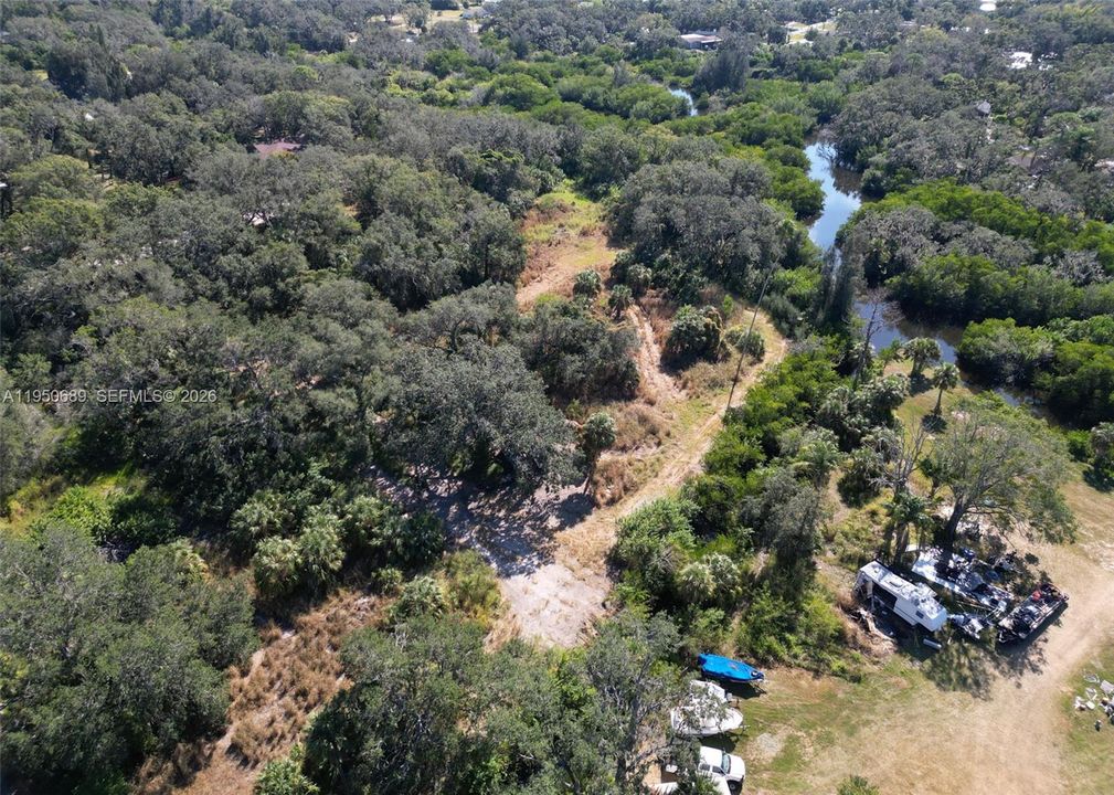На продажу: $1,300,000 (4.68 acres)