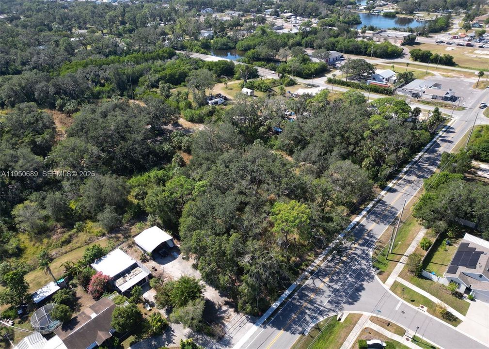 На продажу: $1,300,000 (4.68 acres)