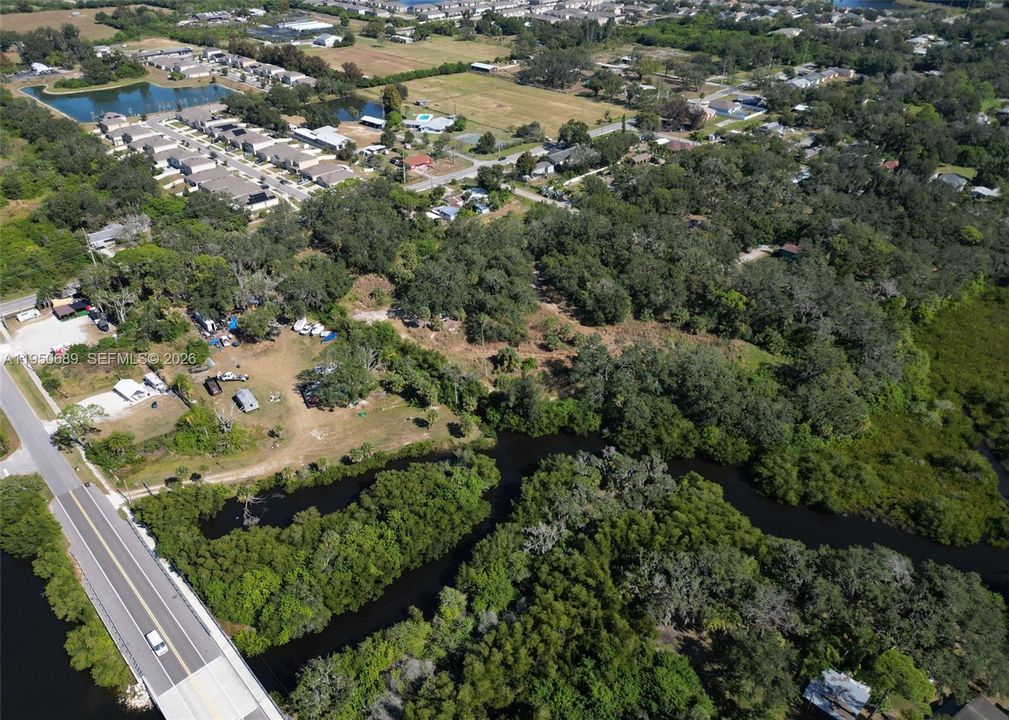 На продажу: $1,300,000 (4.68 acres)