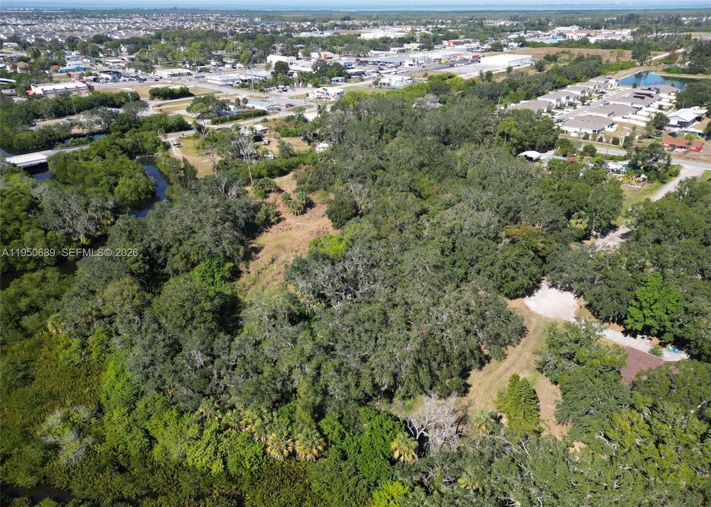 На продажу: $1,300,000 (4.68 acres)