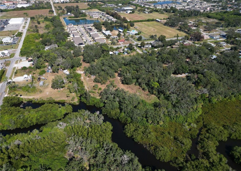 На продажу: $1,300,000 (4.68 acres)