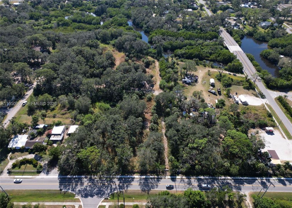 На продажу: $1,300,000 (4.68 acres)