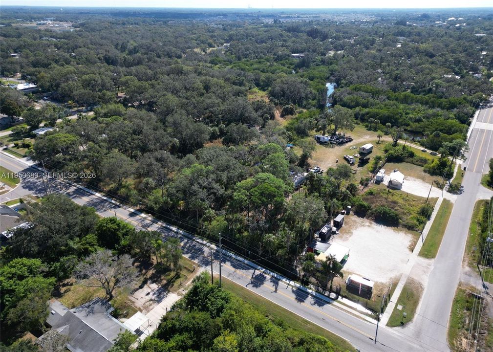 На продажу: $1,300,000 (4.68 acres)