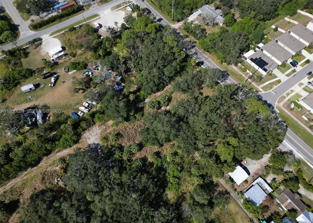 На продажу: $1,300,000 (4.68 acres)