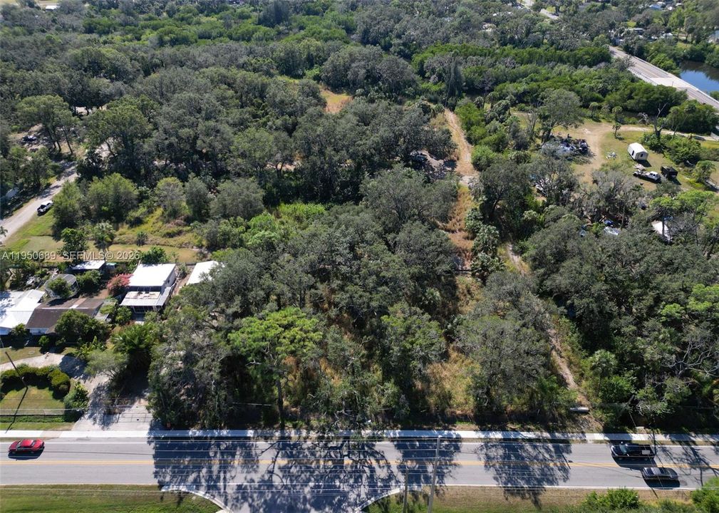 На продажу: $1,300,000 (4.68 acres)