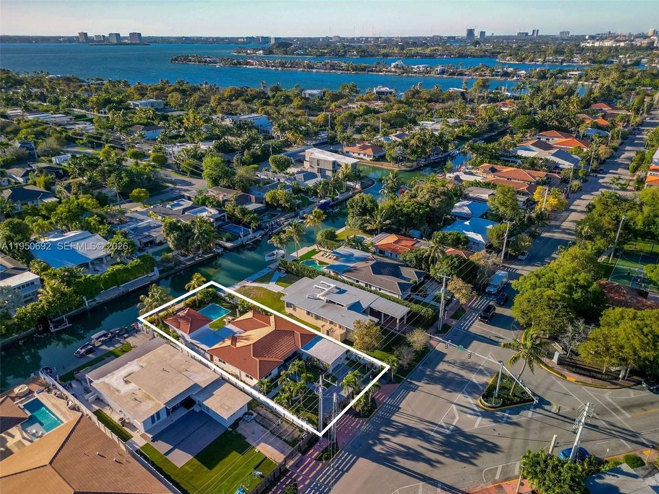 Под контрактом: $2,750,000 (4 спален, 3 ванн, 1978 Квадратных фут)