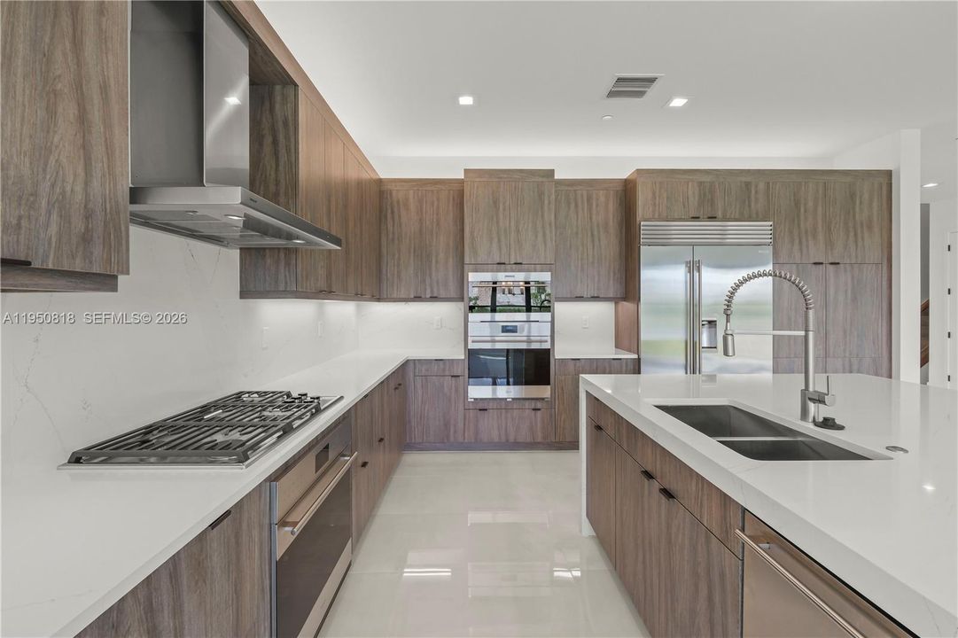 For Sale: $2,450,000 (5 beds, 5 baths, 5334 Square Feet)