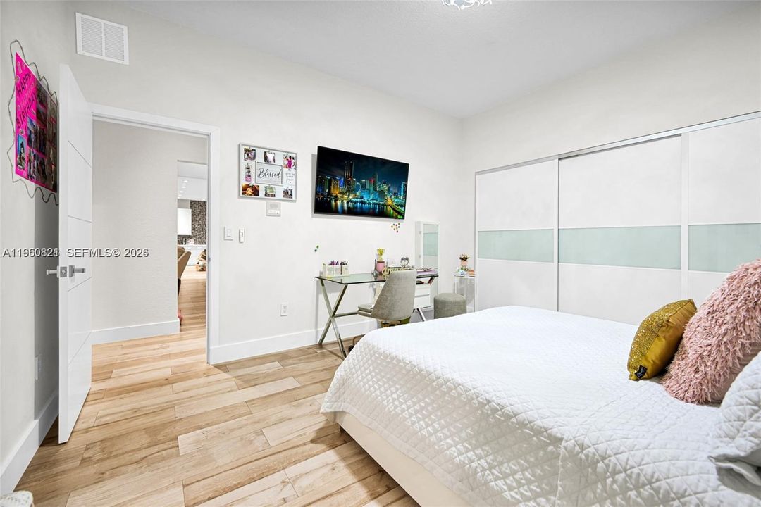 For Sale: $3,150,000 (5 beds, 4 baths, 3702 Square Feet)