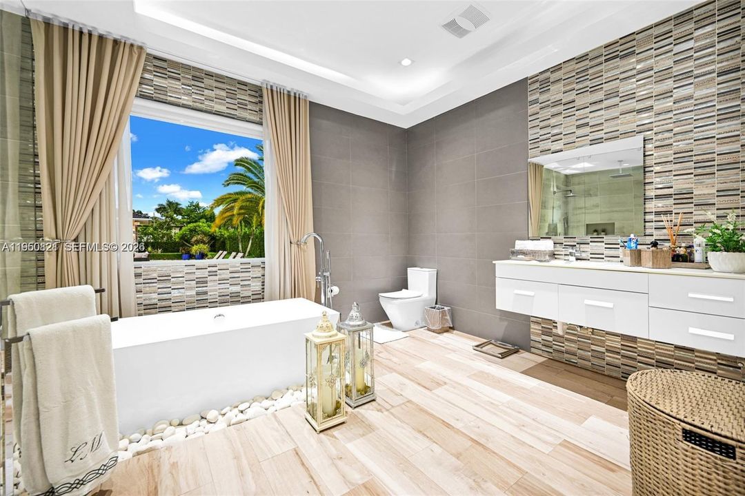 For Sale: $3,150,000 (5 beds, 4 baths, 3702 Square Feet)