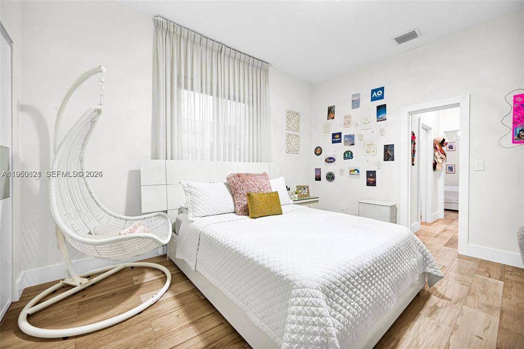 For Sale: $3,150,000 (5 beds, 4 baths, 3702 Square Feet)