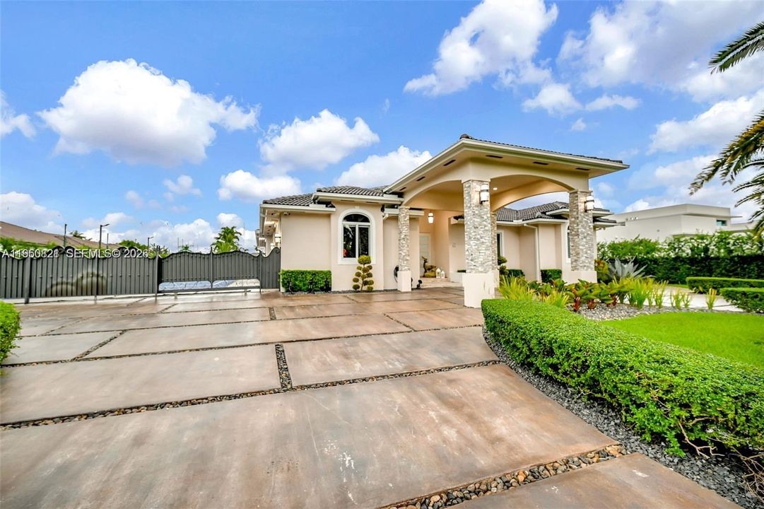 For Sale: $3,150,000 (5 beds, 4 baths, 3702 Square Feet)