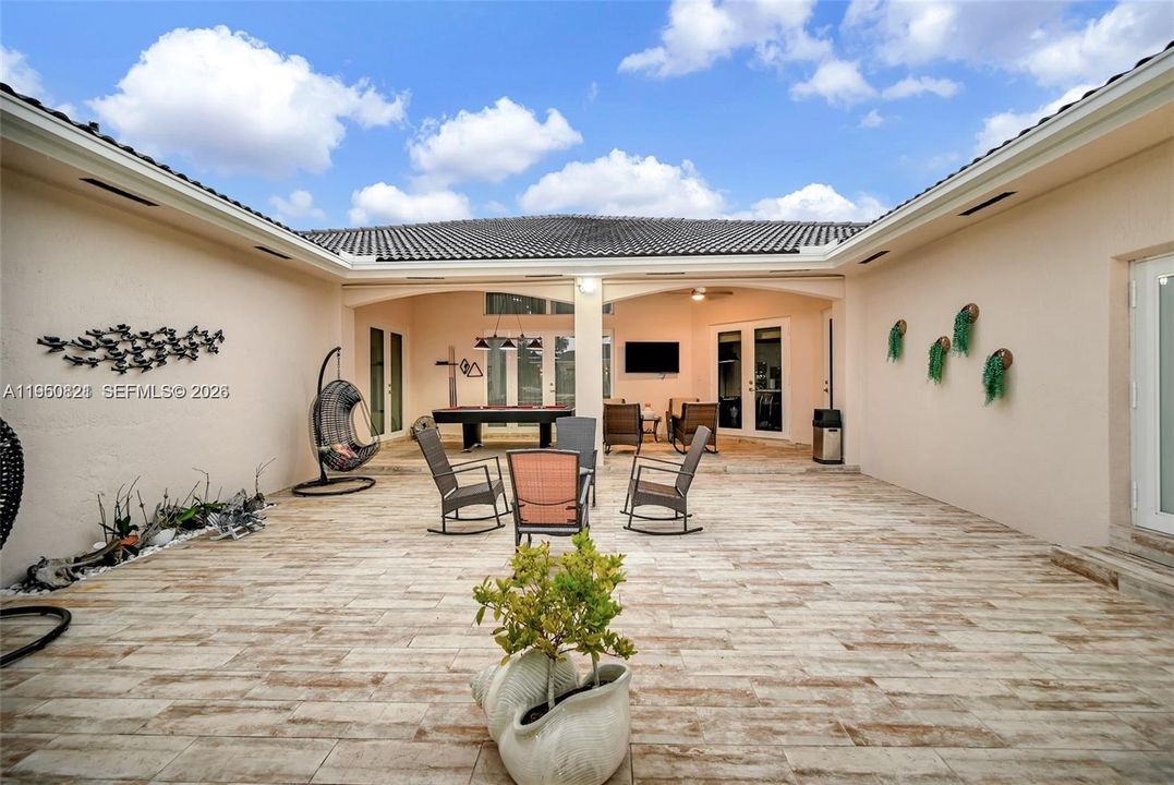 For Sale: $3,150,000 (5 beds, 4 baths, 3702 Square Feet)