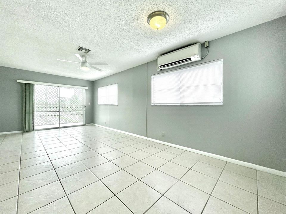 Living Room/Balcony