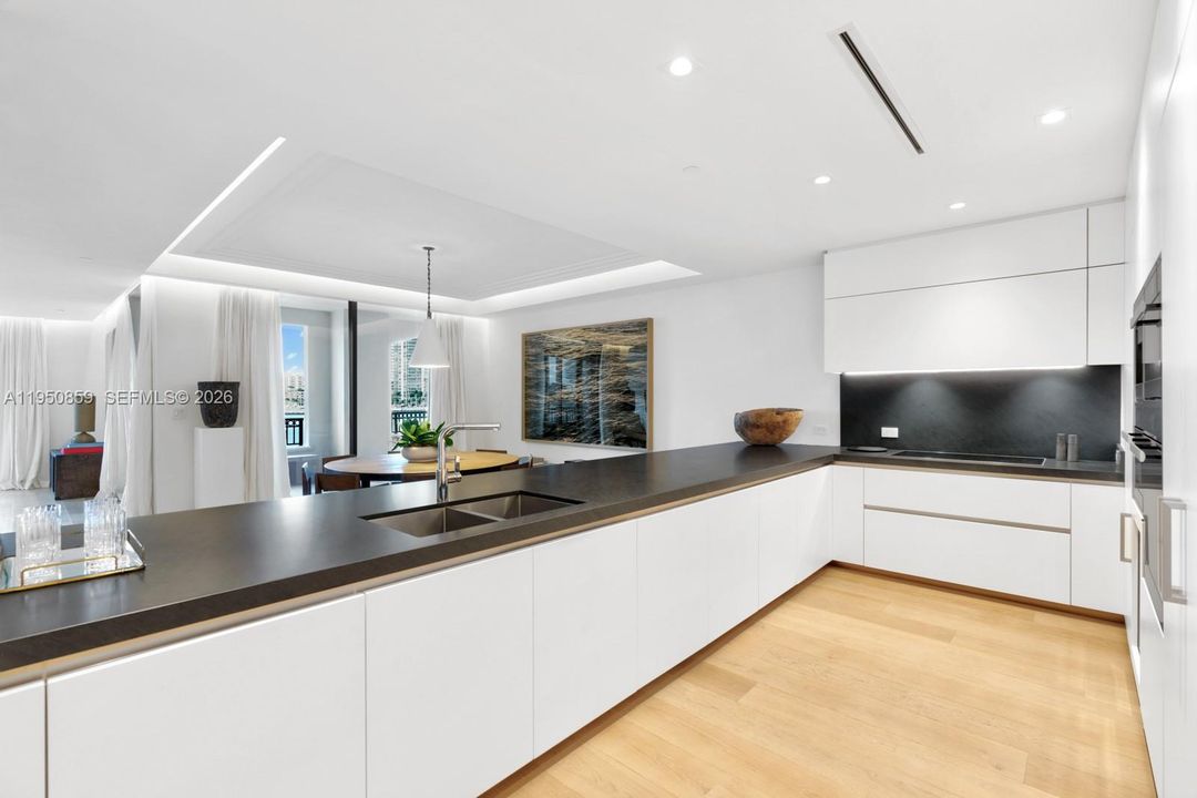 En Venta: $12,995,000 (3 camas, 3 baños, 3620 Pies cuadrados)