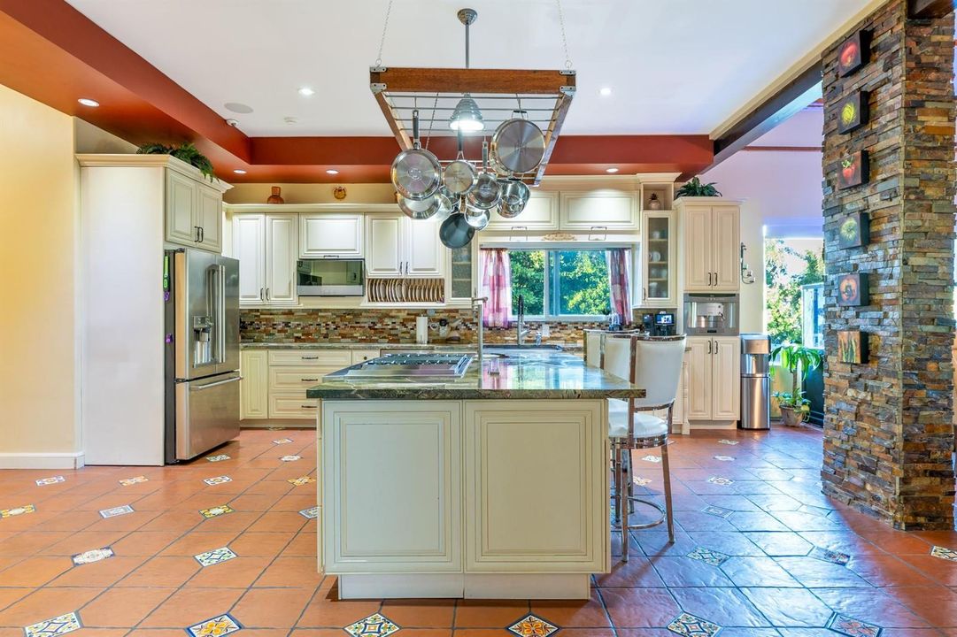 KITCHEN ISLAND