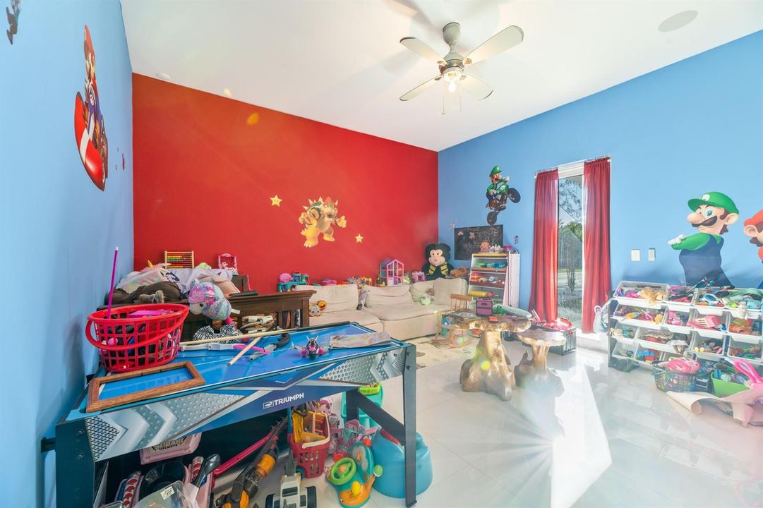 GAME ROOM/ COULD BE A BEDROOM