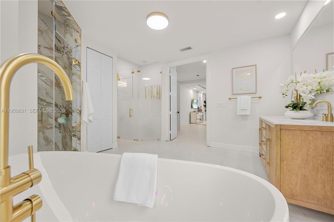 En Venta: $2,099,000 (5 camas, 5 baños, 5007 Pies cuadrados)