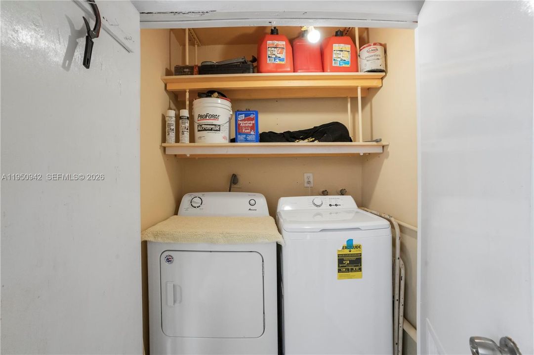 На продажу: $269,999 (2 спален, 2 ванн, 985 Квадратных фут)
