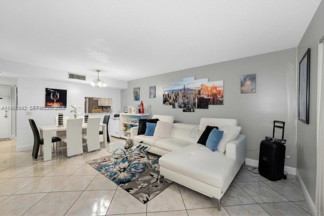 На продажу: $269,999 (2 спален, 2 ванн, 985 Квадратных фут)