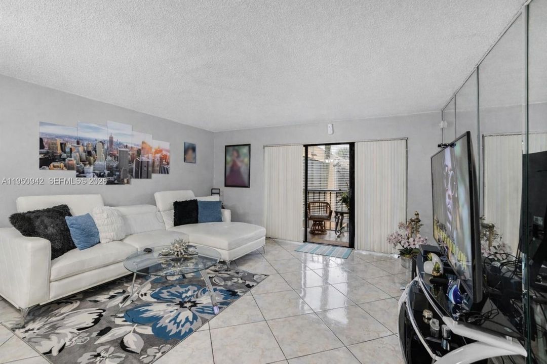 На продажу: $269,999 (2 спален, 2 ванн, 985 Квадратных фут)