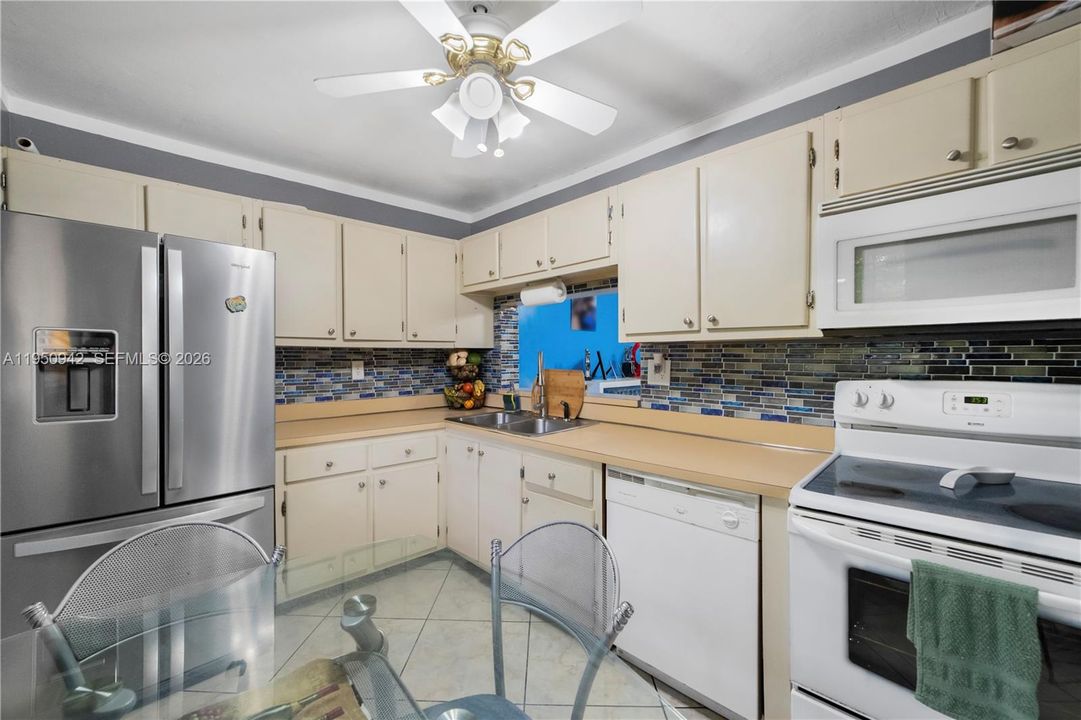На продажу: $269,999 (2 спален, 2 ванн, 985 Квадратных фут)