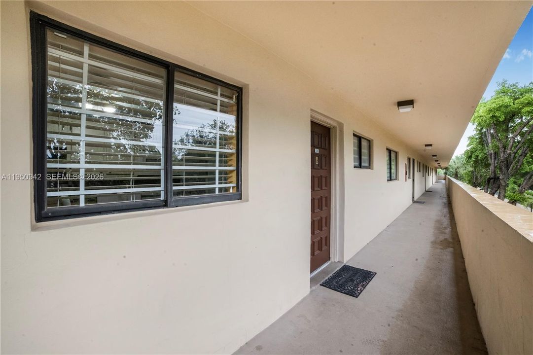 На продажу: $269,999 (2 спален, 2 ванн, 985 Квадратных фут)