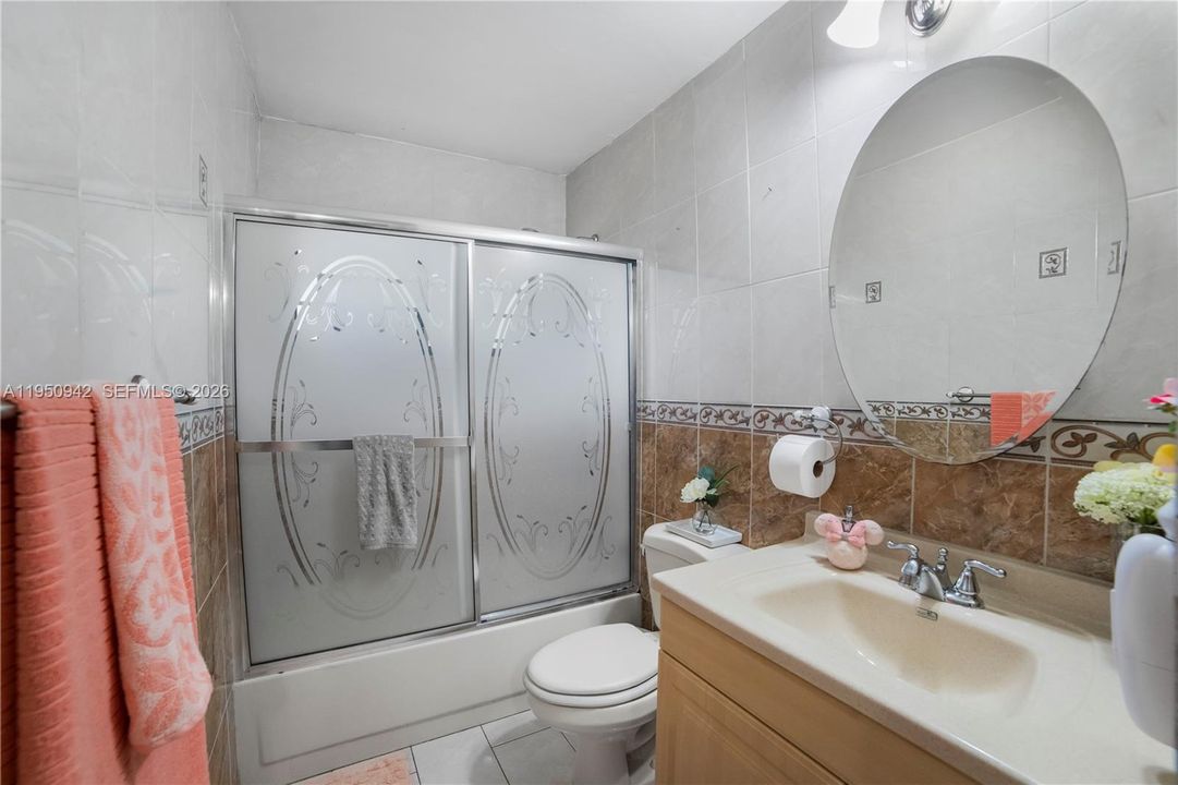 На продажу: $269,999 (2 спален, 2 ванн, 985 Квадратных фут)