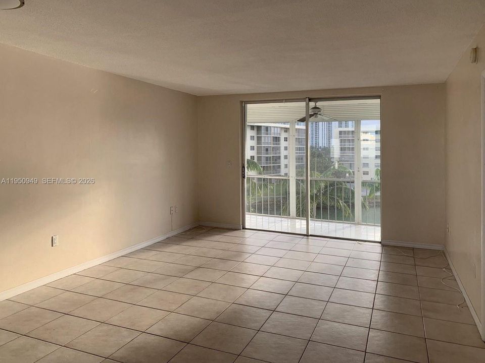 For Sale: $170,000 (1 beds, 1 baths, 763 Square Feet)