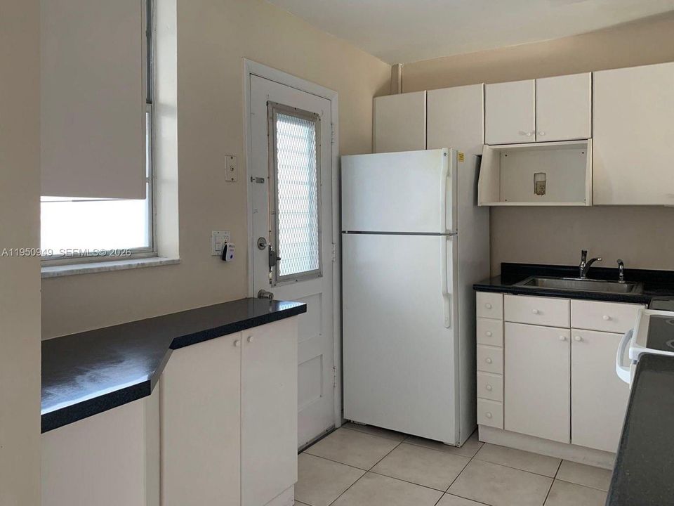 For Sale: $170,000 (1 beds, 1 baths, 763 Square Feet)
