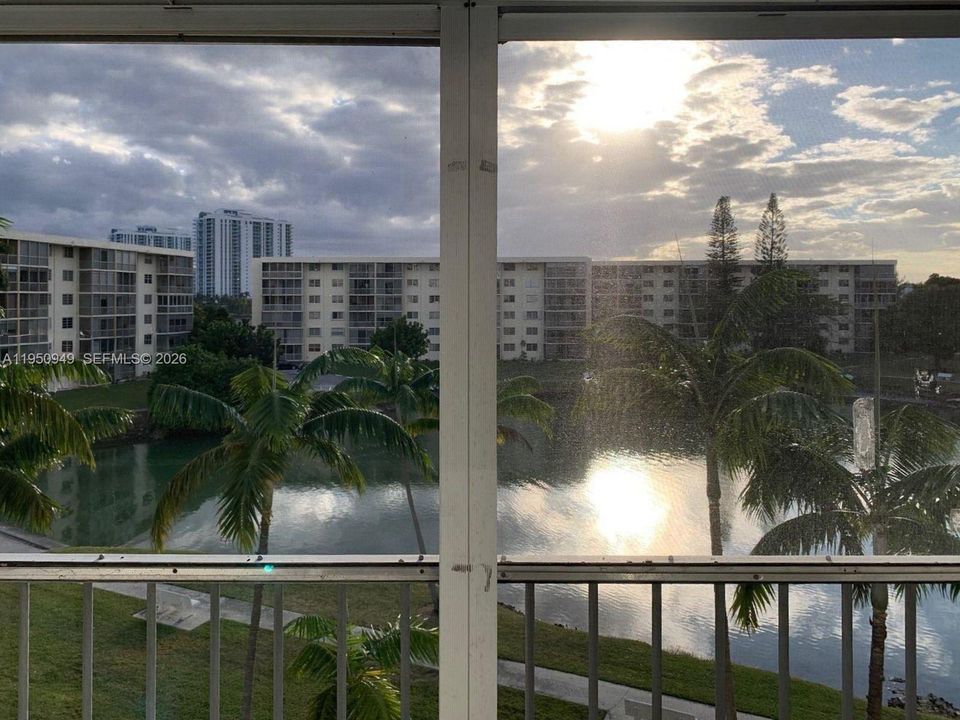For Sale: $170,000 (1 beds, 1 baths, 763 Square Feet)