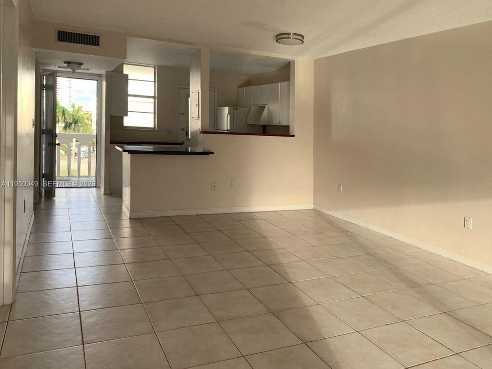 For Sale: $170,000 (1 beds, 1 baths, 763 Square Feet)