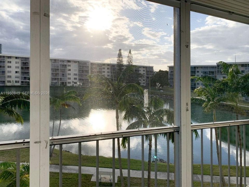 For Sale: $170,000 (1 beds, 1 baths, 763 Square Feet)