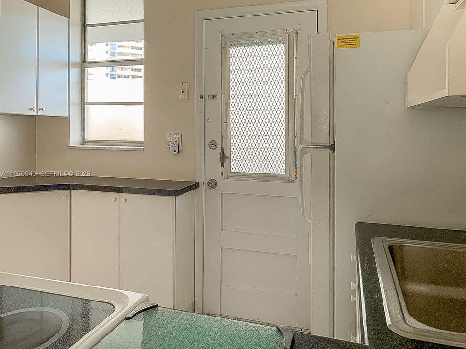 For Sale: $170,000 (1 beds, 1 baths, 763 Square Feet)