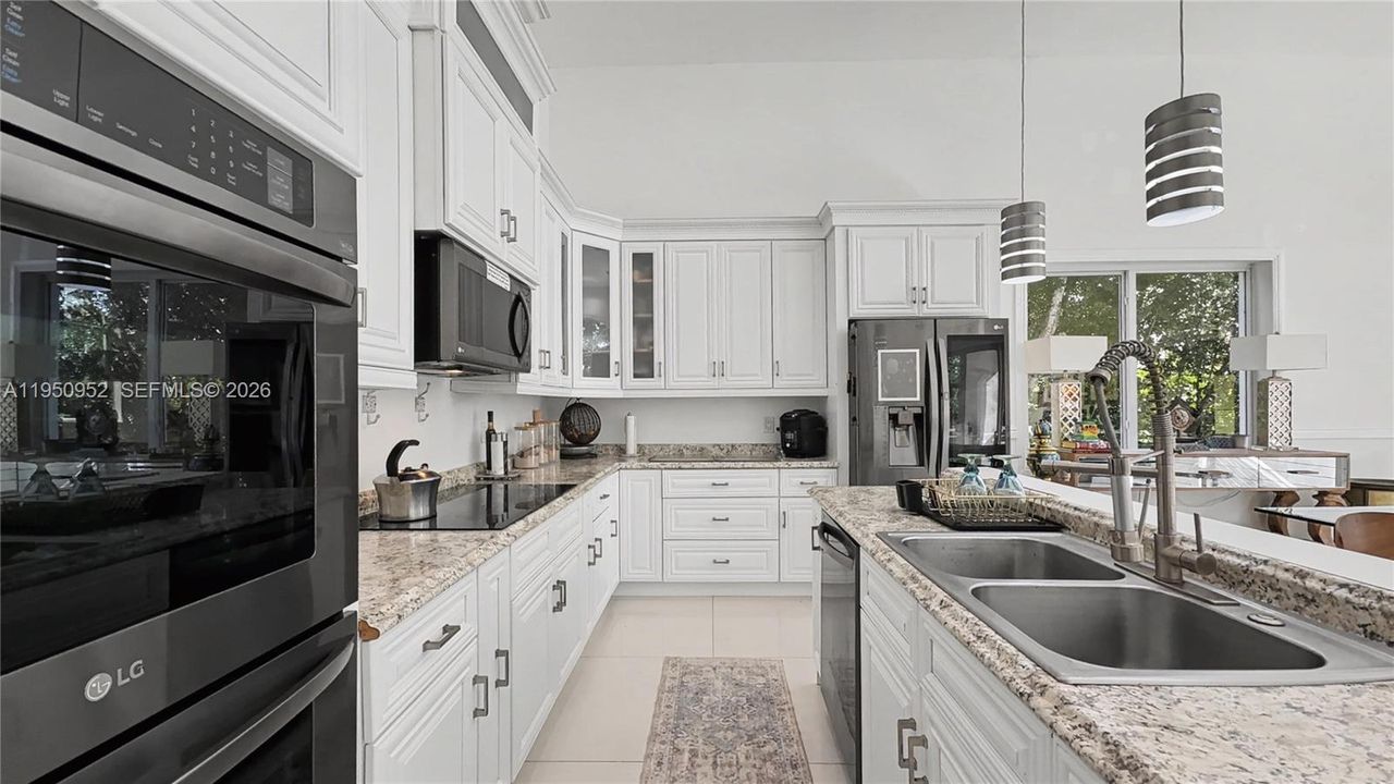 For Sale: $999,000 (5 beds, 3 baths, 2912 Square Feet)