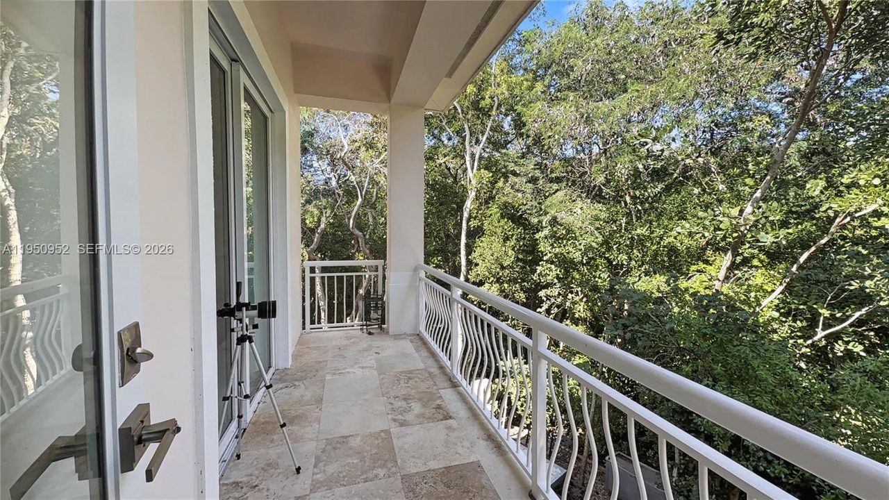 For Sale: $999,000 (5 beds, 3 baths, 2912 Square Feet)