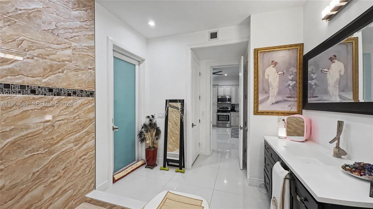For Sale: $999,000 (5 beds, 3 baths, 2912 Square Feet)