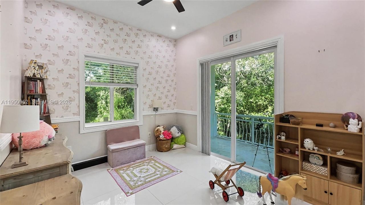 For Sale: $999,000 (5 beds, 3 baths, 2912 Square Feet)