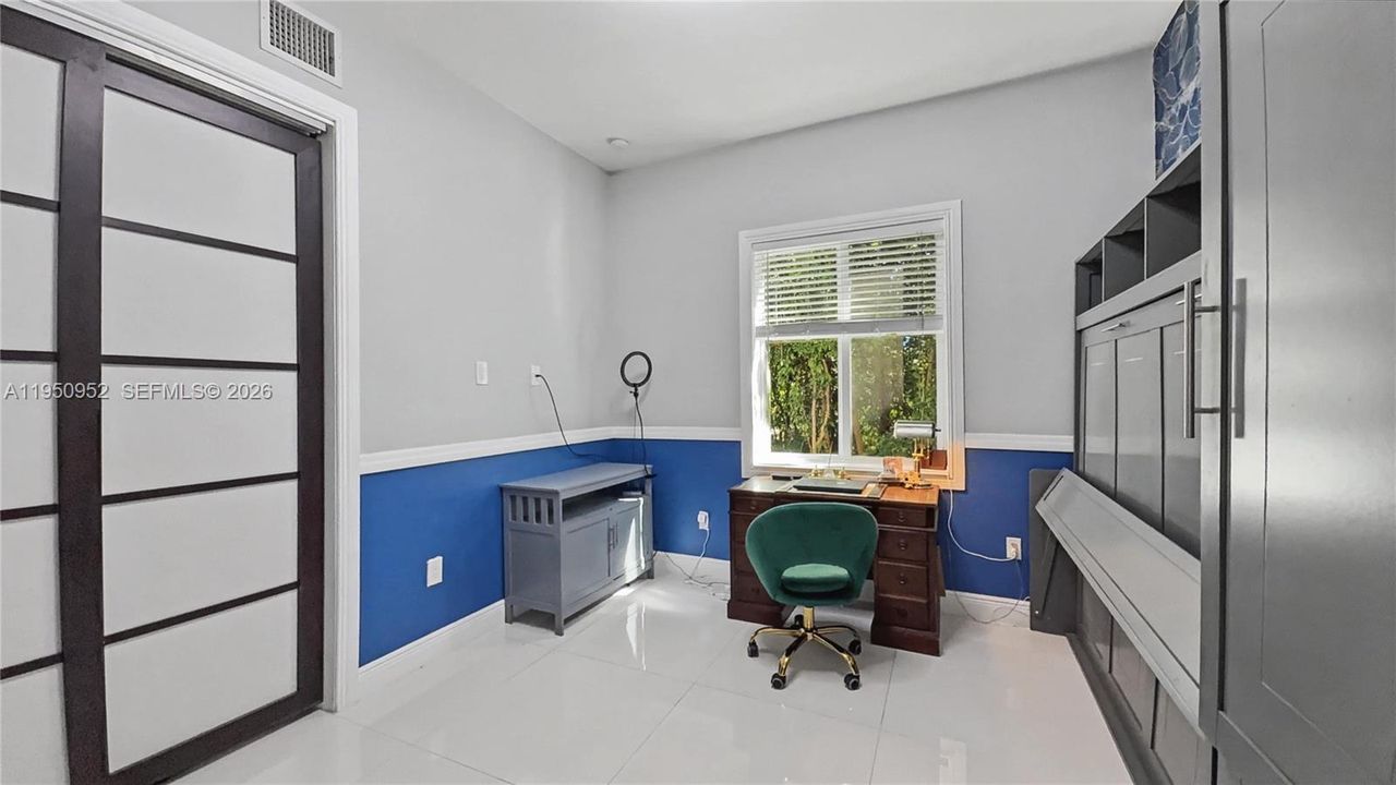 For Sale: $999,000 (5 beds, 3 baths, 2912 Square Feet)