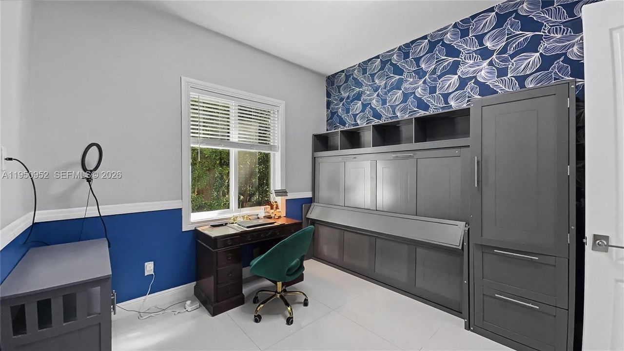 For Sale: $999,000 (5 beds, 3 baths, 2912 Square Feet)