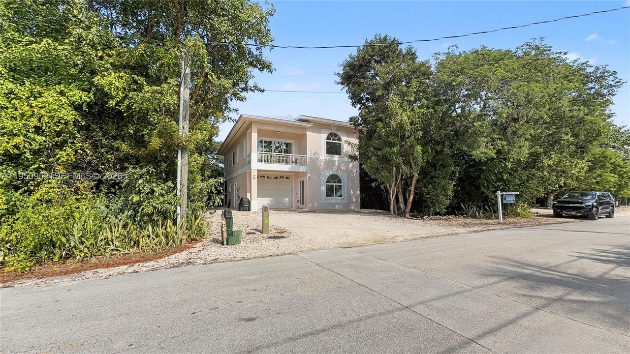 For Sale: $999,000 (5 beds, 3 baths, 2912 Square Feet)