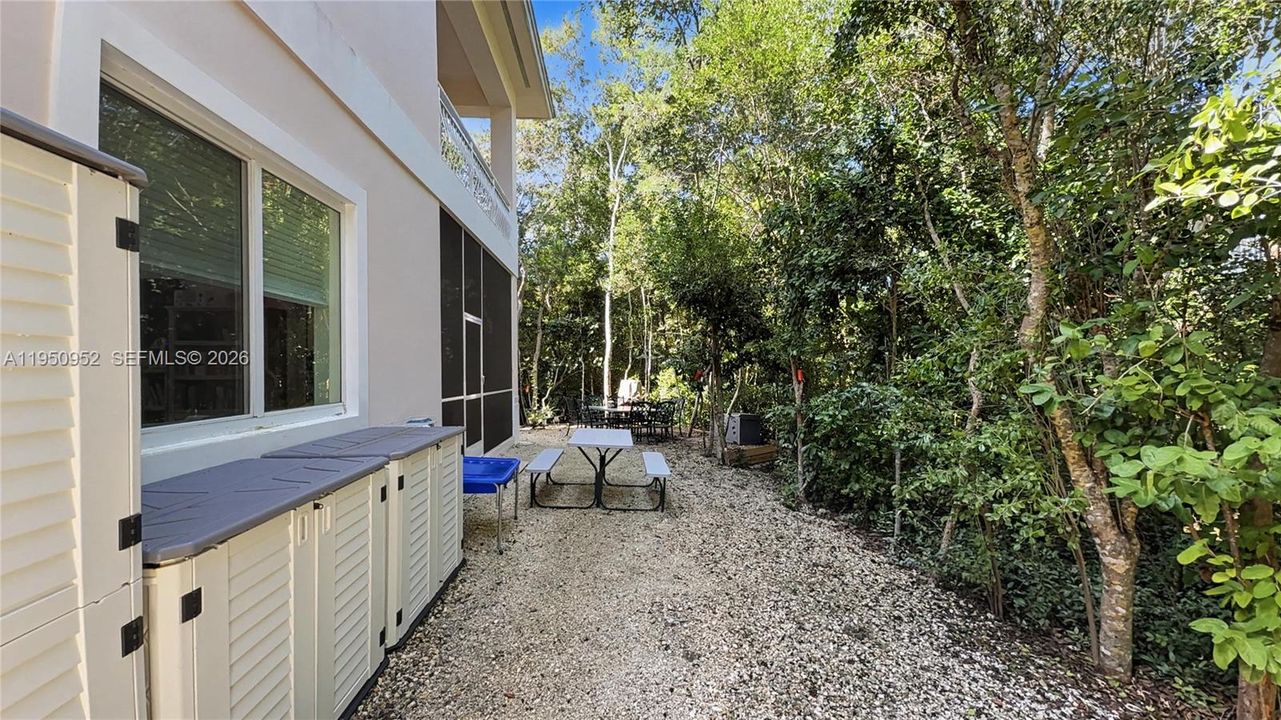 For Sale: $999,000 (5 beds, 3 baths, 2912 Square Feet)