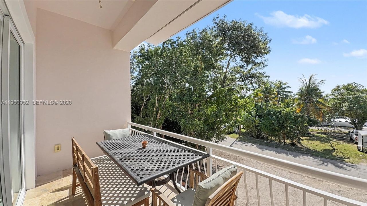 For Sale: $999,000 (5 beds, 3 baths, 2912 Square Feet)