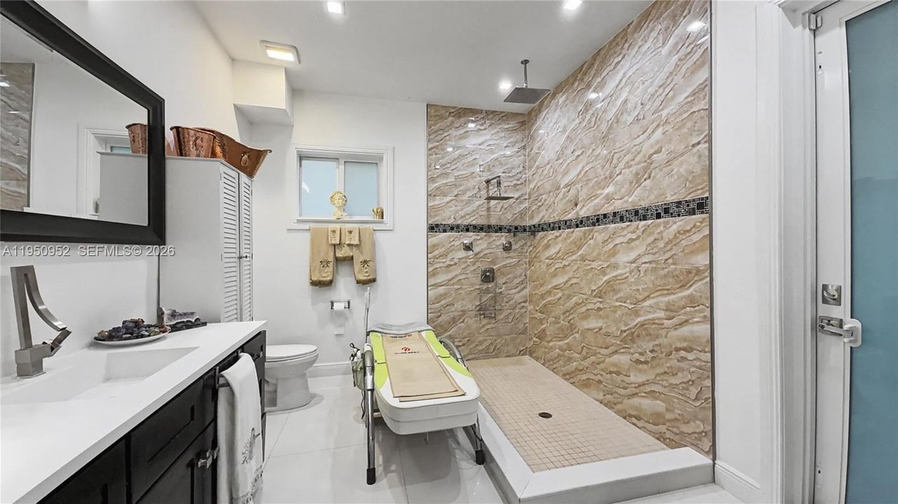 For Sale: $999,000 (5 beds, 3 baths, 2912 Square Feet)