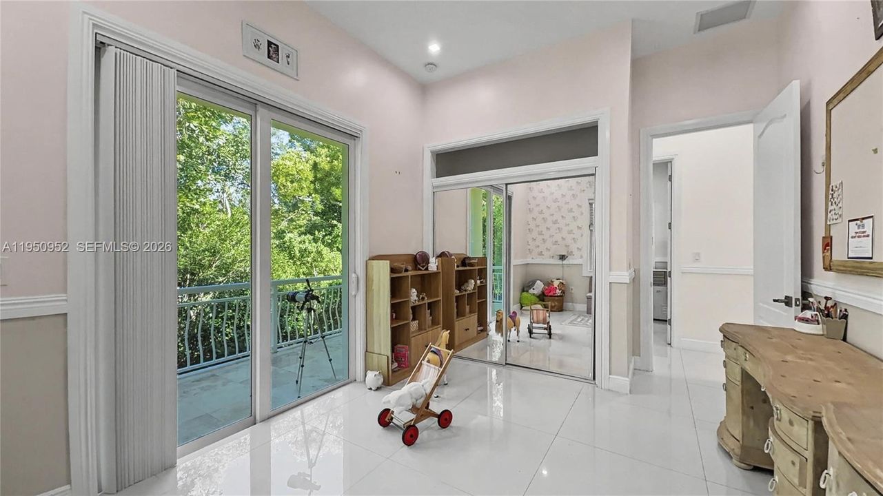For Sale: $999,000 (5 beds, 3 baths, 2912 Square Feet)