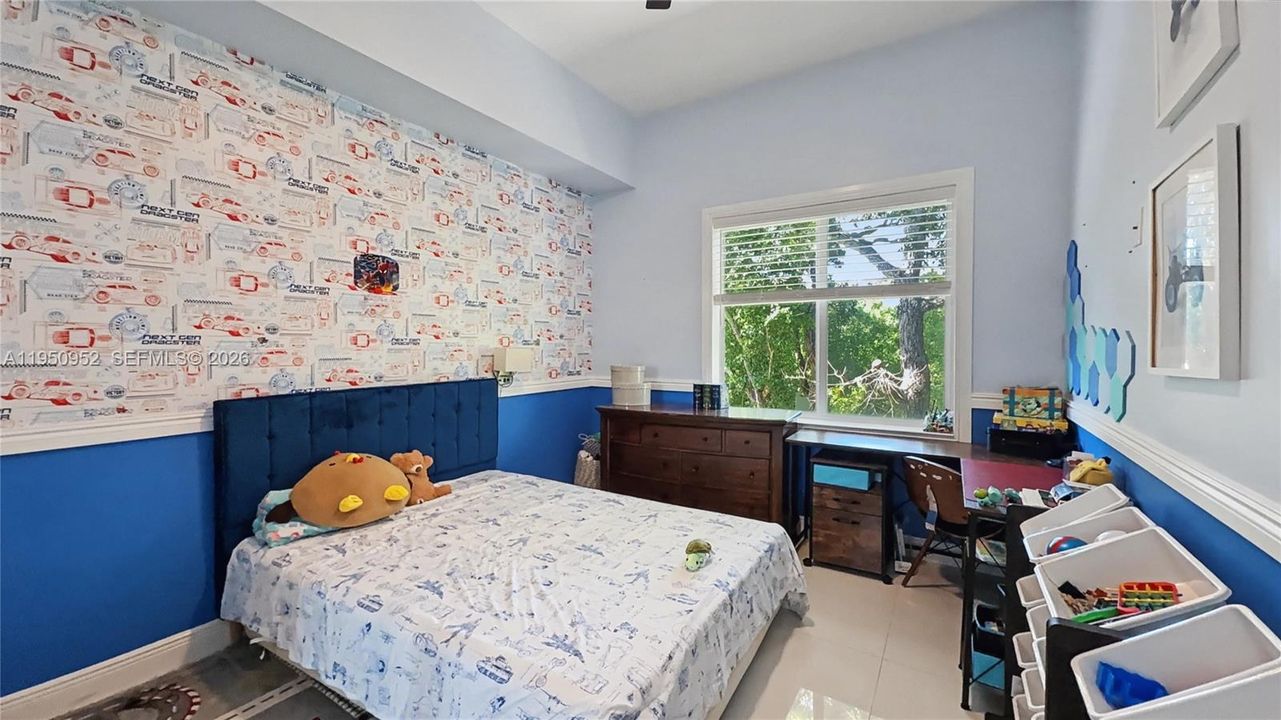 For Sale: $999,000 (5 beds, 3 baths, 2912 Square Feet)