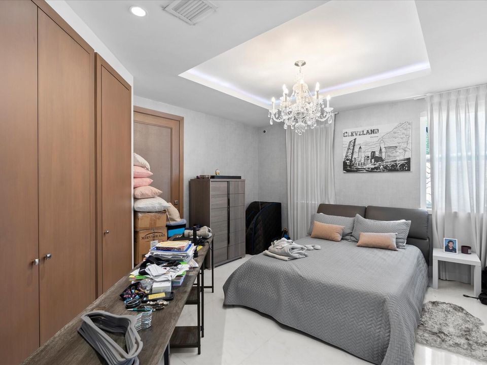 80-Bedroom